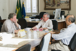 Imagem: Reitor recebendo o Prof. Timothy Joseph Finan em seu gabinete da Reitoria