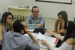 Imagem: Grupo de professores reunidos em um círculo.