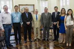 Imagem: Da esquera para a direita: Cláudio Marques (Pró-Reitor de Graduação), Rodrigo Santos (auditor-adjunto da UFC), Ministro Augusto Nardes, Reitor Henry Campos, Ministro substituto Marcos Bemquerer, Davi Barreto (auditor federal do TCU), Glícia Santiago (Auditora da UFC), Tatieures Gomes Pires (Foto: Viktor Braga/UFC)