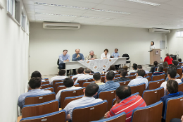 Imagem: Auditório lotado no prédio do DETI