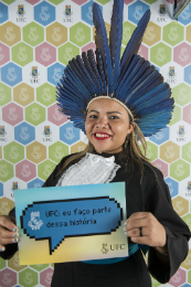 Imagem: Juliana Alves, a cacique Irê, do povo Jenipapo-Kanindé, filha e sucessora de cacique Pequena, a primeira mulher cacique da história no Ceará (Foto: Viktor Braga/UFC)