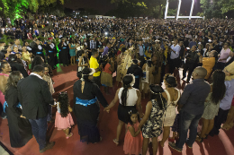 Imagem: Caciques e pajés de cada povo indígena presente integraram o cortejo que se deslocou do Salão Nobre da Reitoria até a Concha Acústica (Foto: Jr. Panela/UFC)