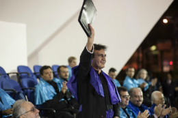 Imagem: O Prof. Custódio Almeida fez o último discurso da noite (Foto: Viktor Braga)