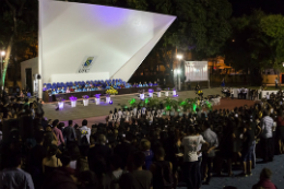 Imagem: Foto panorâmica da Concha Acústica da UFC na última noite de colação de grau em Fortaleza