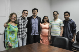 Imagem: O técnico em laboratório Allison de Paula entre a Profª Cláudia e o Prof. Custódio, acompanhado de sua família (Foto: Viktor Braga/UFC)