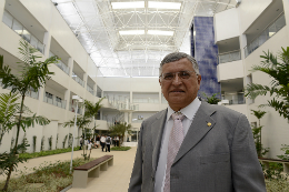 Imagem: Prof. Manoel Odorico de Moraes, no Núcleo de Pesquisa e Desenvolvimento de Medicamentos da UFC (Foto: Jr. Panela/UFC)