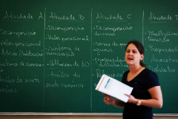 Imagem: Professora diante de quadro negro