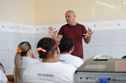 Imagem: O animador Telmo Carvalho é o responsável pelas oficinas (Foto: Divulgação)