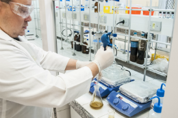 Imagem: Homem no laboratório colocando substância no frasco (Foto: Ribamar Neto)