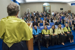 Imagem: Profª Lorita fala ao público do auditório