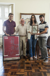 Imagem: As obras foram entregues ao Reitor Henry de Holanda Campos pelo Prof. Roberto César Vieira e pelos alunos Denise Moreira e Josias Nascimento (Foto: Viktor Braga/UFC)