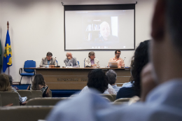 Imagem: Foto de mesa-redonda do evento