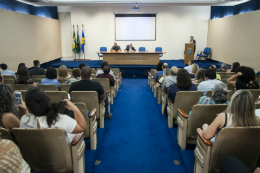 Imagem: Novos servidores sentados em cadeiras em um auditório, durante cerimônia de posse (Foto: Ribamar Neto)