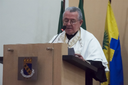 Imagem: Reitor Henry Campos discursa na colação de grau