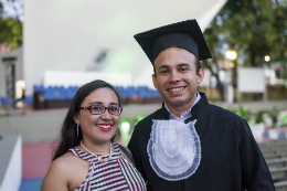 Imagem: Fidel Lucas e a noiva, Rejane, comemoram o início de uma nova etapa (Foto: Viktor Braga/UFC)