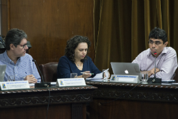 Imagem: Prof. Gomes (à dir) relatou a Resolução que atualiza processos de revalidação e reconhecimento de diplomas pela UFC (Foto: Jr. Panela)