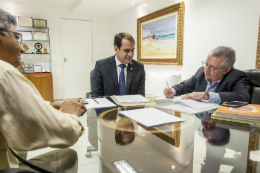 Imagem: Da esquerda para a direita: Prof. Nonato Lima, coordenador da CCSMI; vereador Salmito Filho, presidente da Câmara Municipal de Fortaleza; Reitor da UFC, Prof. Henry Campos (Foto: Viktor Braga/UFC)