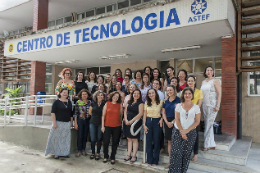 Imagem: Professoras reunidas em frente ao CT