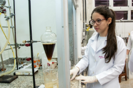 Imagem: Embora ainda seja minoria em laboratórios de algumas áreas do conhecimento, presença feminina tem se tornado cada vez mais comum (Foto: Viktor Braga/UFC)