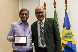 Imagem: O Prof. Nonato Lima recebeu do Prof. Francisco Antonio Guimarães placa alusiva aos 35 anos da Rádio Universitária FM (Foto: Viktor Braga/UFC)