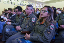 Imagem: Pessoas sentadas nas cadeiras do auditório, assistindo ao evento (Foto: Viktor Braga)