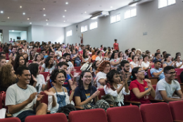 Imagem: Foto de estudantes em auditório