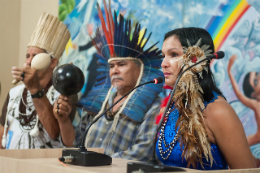 Imagem: Foto de índios da etnia tremembé em evento na UFC