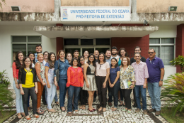 Imagem: Premiados no XXV Encontro de Extensão em frente à Pró-Reitoria de Extensão, no Campus do Benfica