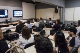 Imagem: Público confere inauguração em sala de videoconferência do Nuteds