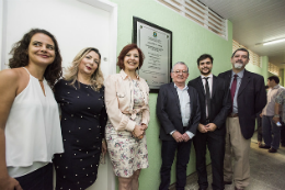 Imagem: Autoridades e convidados descerram placa comemorativa à inauguração do Laboratório de Línguas