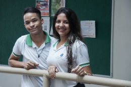 Imagem: Eduardo Almeida e Yasmin Oliveira participaram do PET na Escola (Foto: Ribamar Neto/UFC)