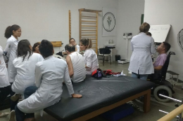 Imagem: A Liga Fisioneuro presta serviço a pacientes que tiveram AVC ou outras enfermidades com sequelas neurológicas (Foto: Divulgação/Fisioneuro)