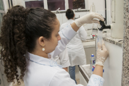 Imagem: O evento é direcionado a pesquisadores nas áreas de Química, Física, Farmacologia, Bioinformática e Biotecnologia (Foto: Viktor Braga/UFC)