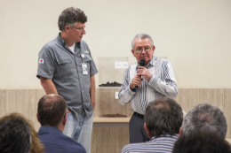 Imagem: Presidente da CSP, Eduardo Parente, observa o Reitor da UFC, Prof. Henry Campos