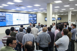 Imagem: Comitiva da UFC também conheceu a sala de controle, "cérebro" da CSP (Foto: Ribamar Neto/UFC)