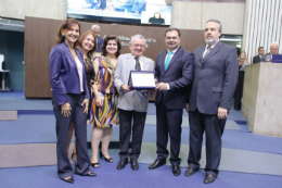 Imagem: Equipe da UFC recebe placa do secretário da Seduc, Idilvan Alencar, e da vice-governadora Isolda Cela (Foto: Assembleia Legislativa)