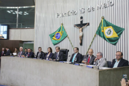 Imagem: O Reitor da UFC, Prof. Henry Campos, participou da mesa da solenidade (Foto: Assembleia Legislativa)