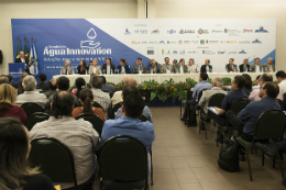 Imagem: Foto do deputado Carlos Matos falando no palco do evento