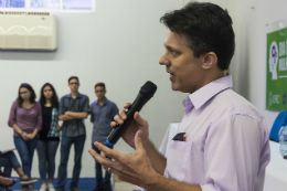 Imagem: Prof. Estevão Fernandes coordenou a pesquisa "Levantamento estatístico relacionado à presença de mulheres na Engenharia" (Foto: Viktor Braga/UFC)