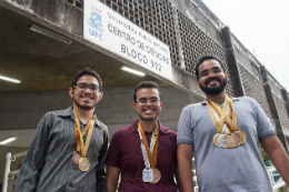 Imagem: José Marques Neto, Sueslley Rodrigues e Rudson Cordeiro, do curso de Bacharelado em Química da Universidade Federal do Ceará, foram, respectivamente, o terceiro, segundo e primeiro lugares na 1ª OCESQ (Foto: Viktor Braga/UFC)