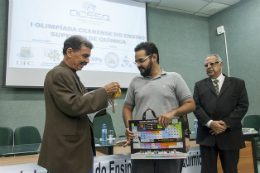 Imagem: José Marques Neto recebeu a medalha e o título de primeiro lugar na OCESQ (Foto: Viktor Braga/UFC)