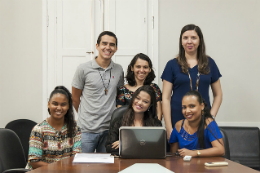 Imagem: A equipe envolvida no projeto que criou os jogos eletrônicos (Foto: Viktor Braga/UFC)