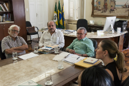 Imagem: Reunião aconteceu no gabinete do Reitor (Foto: Viktor Braga/UFC)