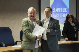 Imagem: Posse aconteceu no Auditório Luiz de Gonzaga, na área 3 do Centro de Humanidades (Foto: Ribamar Neto/UFC)