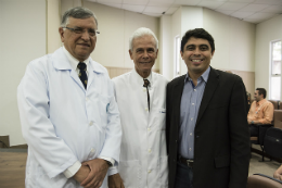 Imagem: Prof. Odorico de Moraes; médico Edmar Maciel Lima Júnior, coordenador da pesquisa, e Prof. Antonio Gomes, pró-reitor de Pesquisa e Pós-Graduação da UFC (Foto: Jr. Panela/UFC)