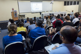 Imagem: Foto do Reitor Henry Campos falando ao público do auditório na Famed