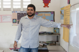 Imagem: Prof. Cleudson Santos, idealizador da iniciativa na escola (Foto: Viktor Braga/UFC)