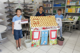 Imagem: Os alunos "construíram" uma casa para estudar os principais focos do mosquito (Foto: Viktor Braga/UFC)