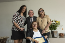 Imagem: O Reitor da UFC e a Professora Emérita Maria Auxiliadora de Souza entre as filhas da homenageada, Ignês e Cristiany (Foto: Jr. Panela/UFC)