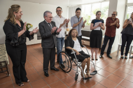 Imagem: Entrega do título ocorreu na residência da homenageada (Foto: Jr. Panela/UFC)